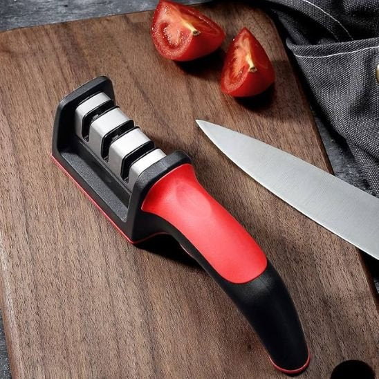 affuteur de couteaux rouge et noir