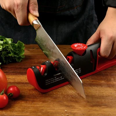 Aiguiseur de couteaux chef salade tomate