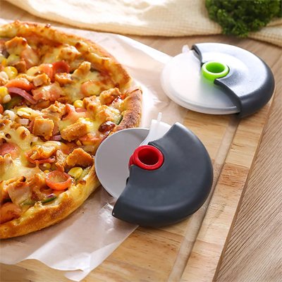 Couteau à pizza en deux couleurs