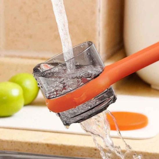 éplucheur à pommes rincer à l`eau