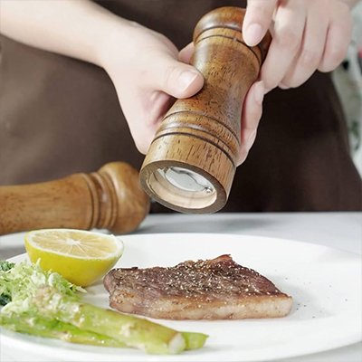  Moulin à poivre sur steak