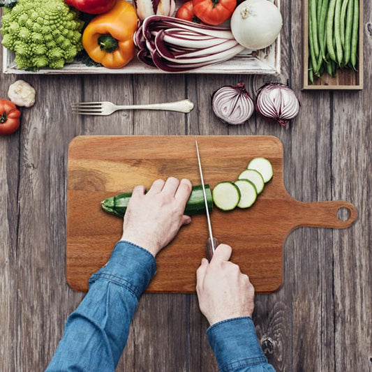 planche a decouper bois trancher courgette